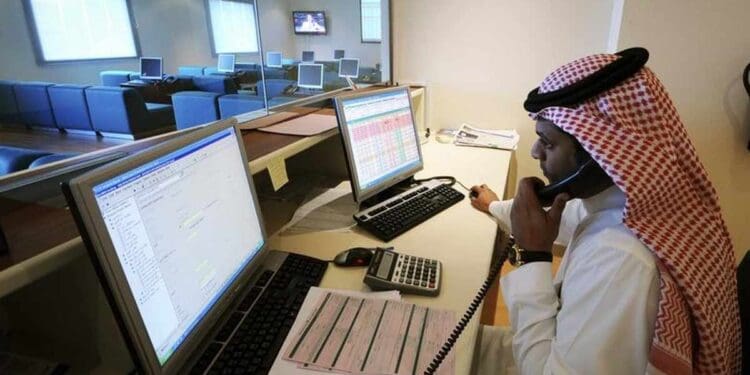 A trader monitors stocks at a Saudi Bank in Dammam October 26,2008. Kuwait moved to prop up one of its banks and Saudi Arabia extended $2.7 billion in credit to needy citizens on Sunday as the global financial crisis spread to the Gulf Arab region, sending stocks into a tailspin. REUTERS/Stringer  (SAUDI ARABIA) - RTX9XI6